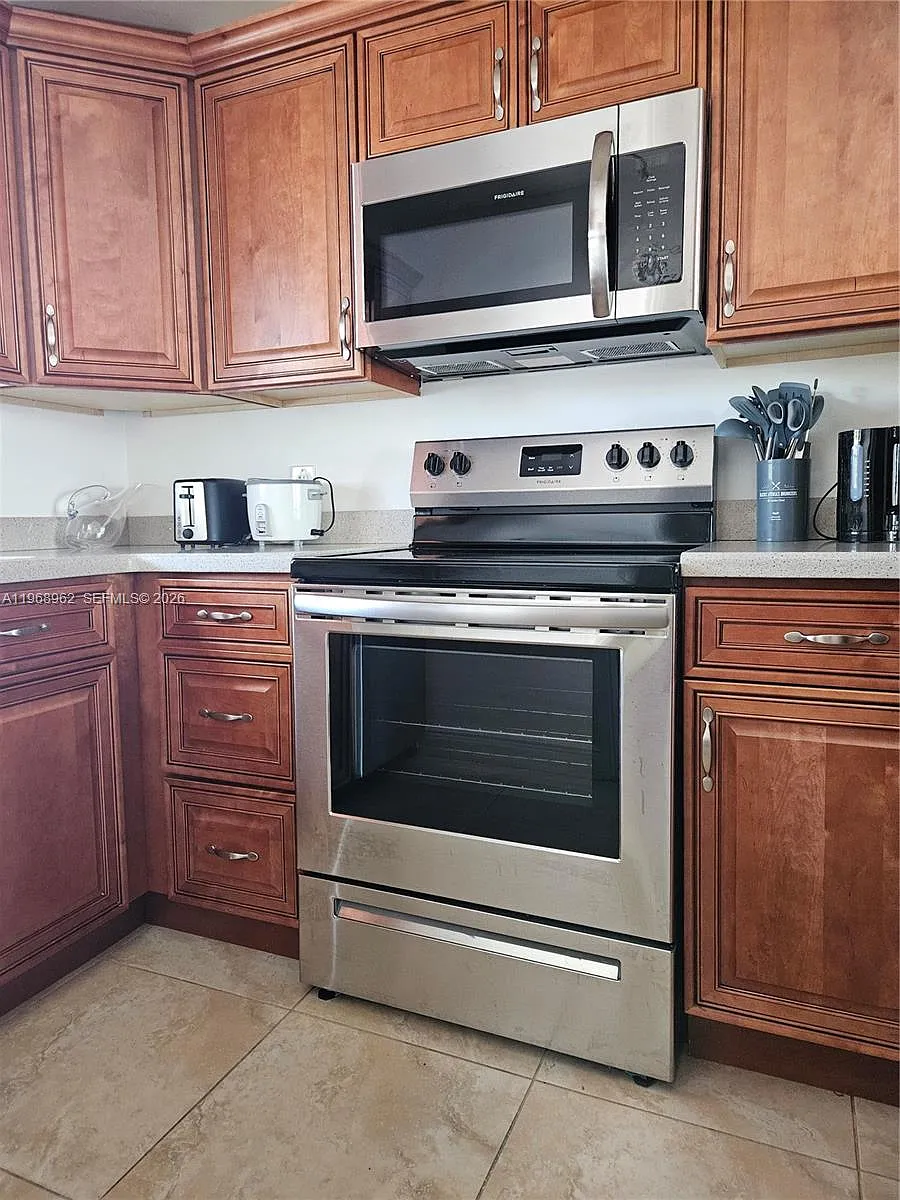 Building Photo - 9441 Live Oak Pl #407