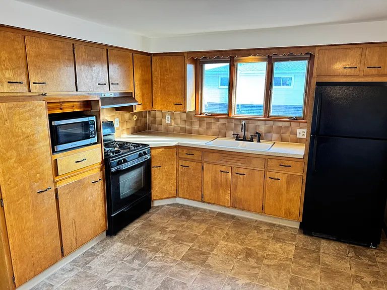 363 University Ave — Photo 15