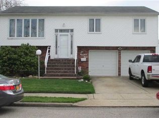 609 N Kings Ave, Lindenhurst, NY 11757