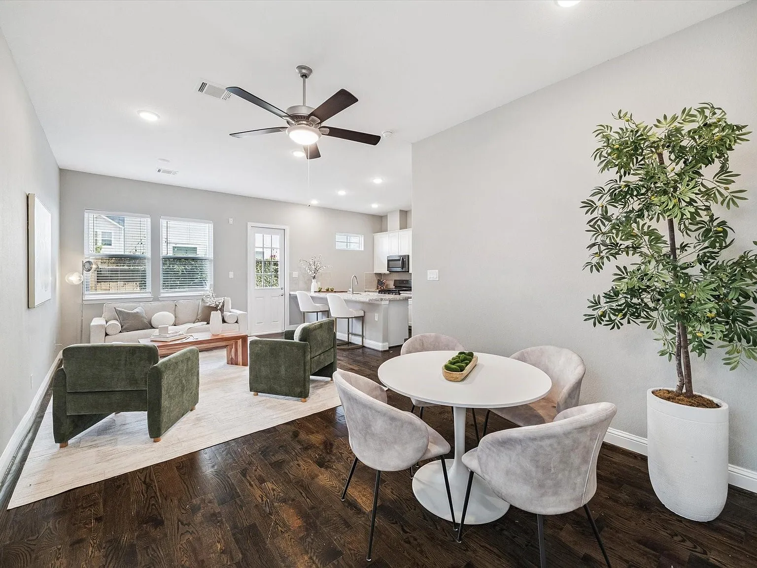 3 bed, 2.5 bath, 1648 sqft, $2,200 — Photo 4