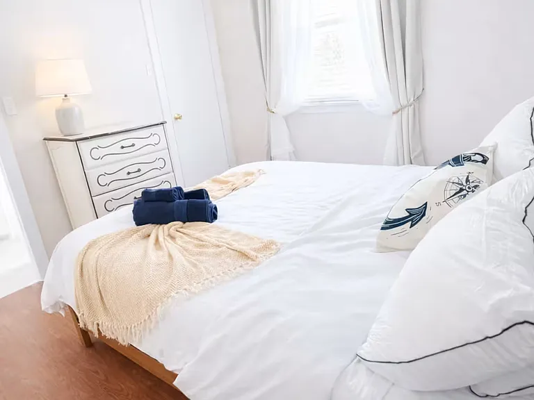 Bedroom 2 (queen bed)