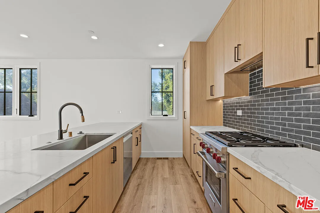 3 bed, 4.0 bath, 1874 sqft, $6,000 — Photo 3