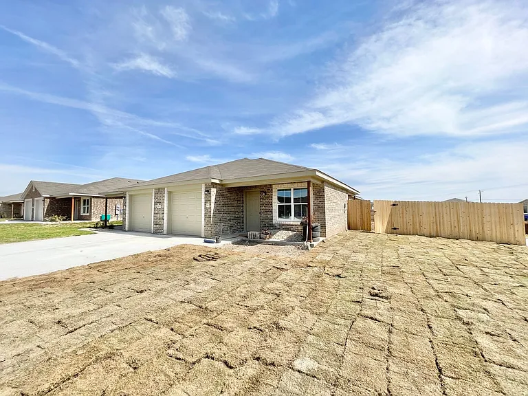 1821 Castroville Trl — Photo 2