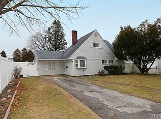 5 Reverse Ln, Levittown, NY 11756
