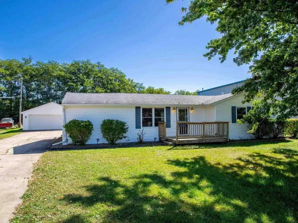 21335 Brady St, Davenport, IA 52806