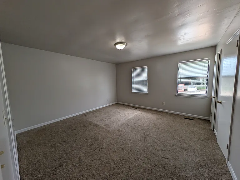 5545 Saint James St — Photo 8