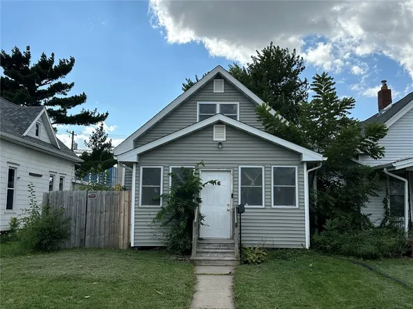 916 9th St SW, Cedar Rapids, IA 52404