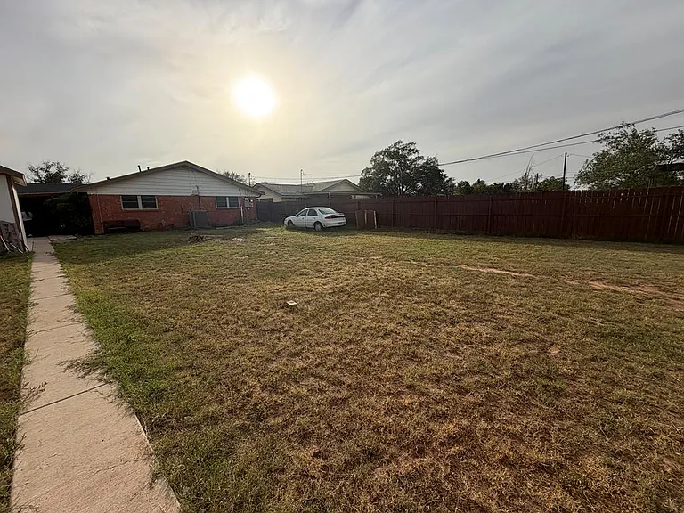 1002 Denton St — Photo 23