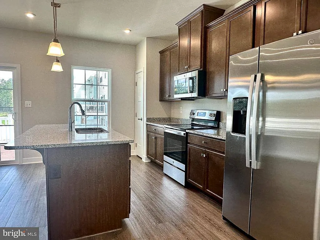 3 bed, 4.0 bath, 1619 sqft, $2,300 — Photo 4