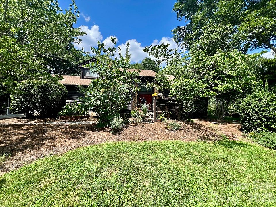 1st image of 200 Foxlair Ct