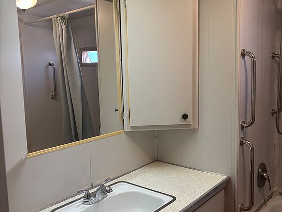bathroom sink/vanity