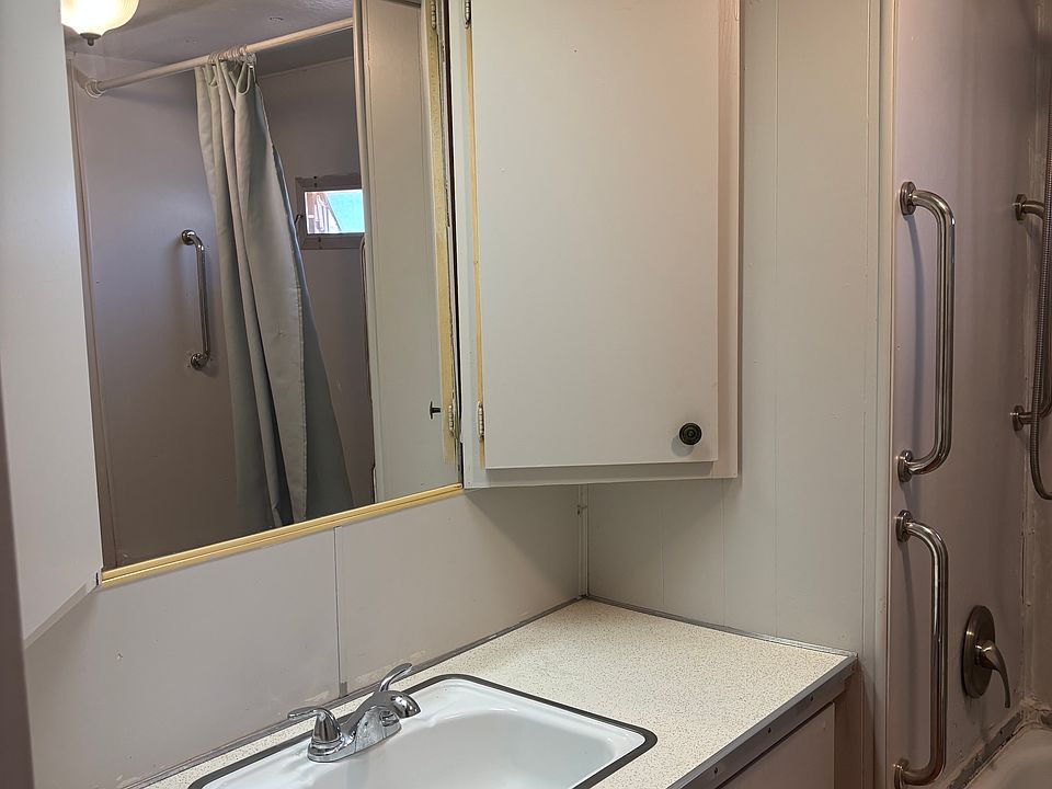 bathroom sink/vanity