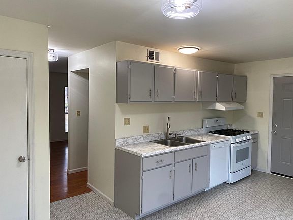 3rd image of 3030 Lyme St