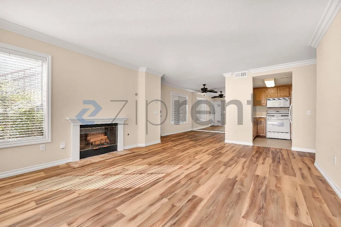 2 bed, 944 sqft, $3,300 — Photo 4