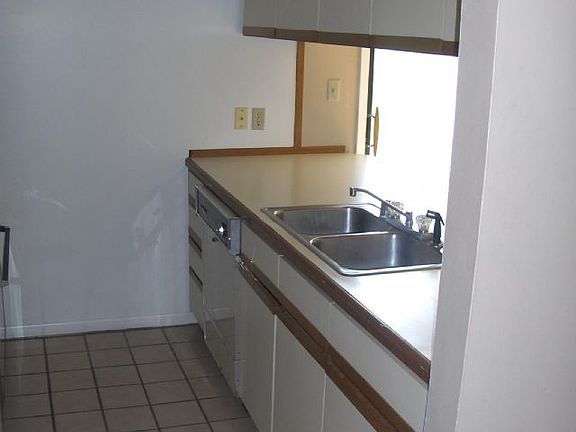 5th image of 1202 Lakewood Dr