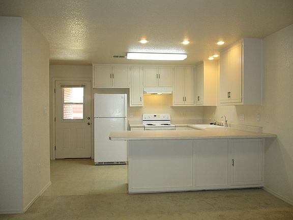 Kitchen  /  Dining