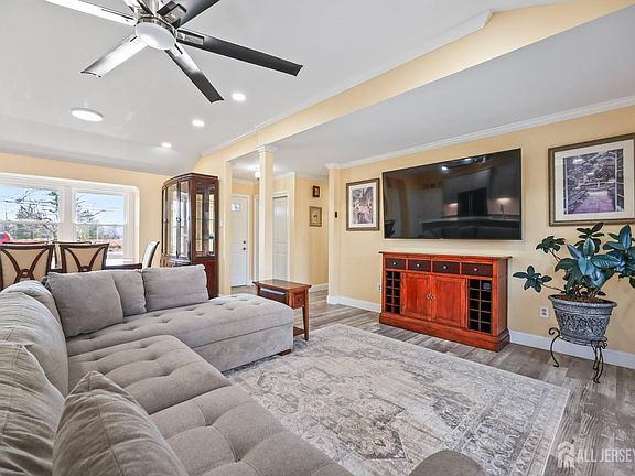 4th image of 568 Village Rd W