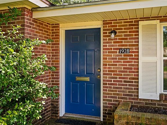 2nd image of 1928 Clover Ln