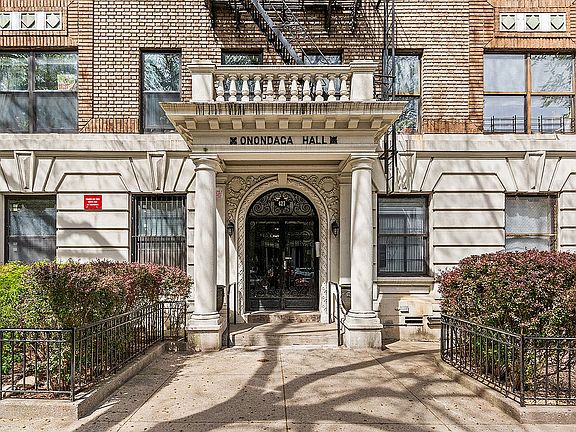 5th image of 427 Saint Johns Pl APT 1C