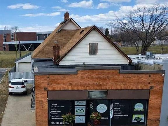 2nd image of 1116 Wyandotte St E