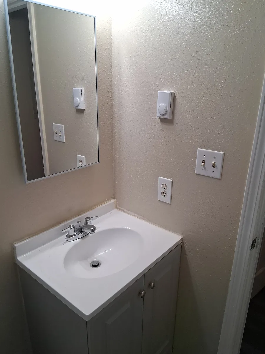 Building Photo - 105 Florence Ave #2