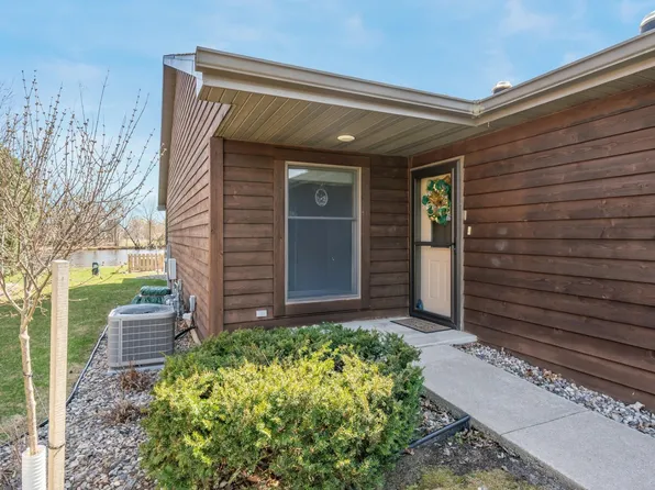 810 E River Dr #10, Omro, WI 54963