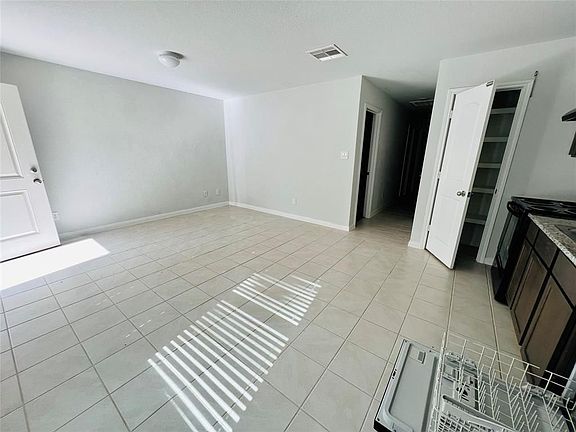 4th image of 370 Lakecrest