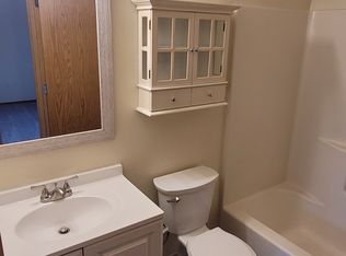 915 S College St APT B, Newberg, OR 97132