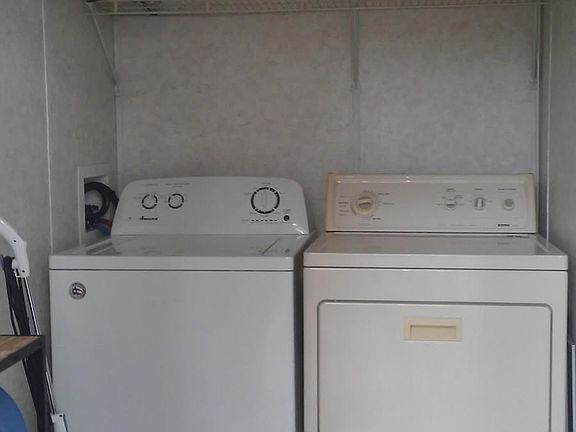 Laundry room (w/d incl)