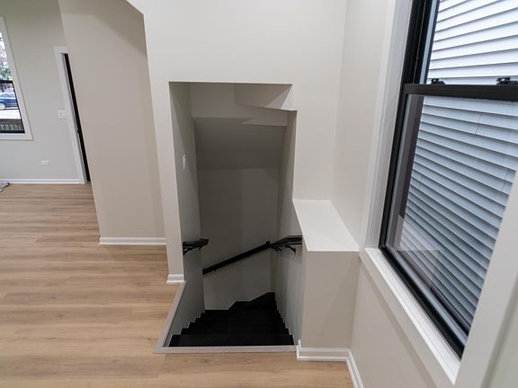 4th image of 3111 N Oakley Ave Unit 2