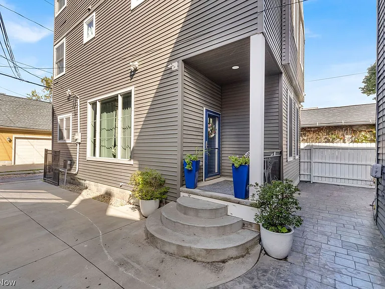 2702 Bridge Ave — Photo 2
