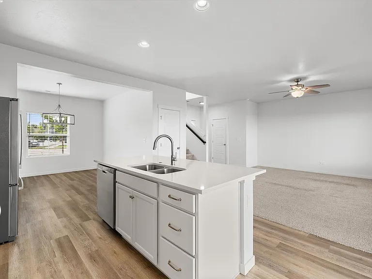 655 N Sevenoaks Ave — Photo 7