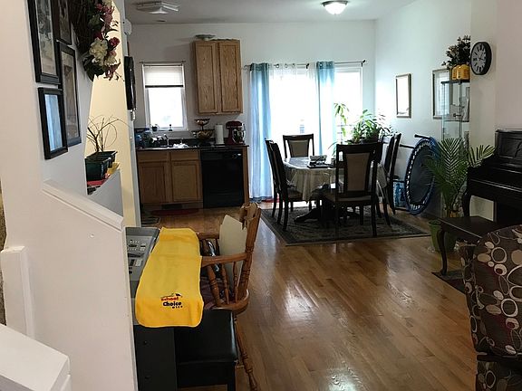 5th image of 3238 N Kilbourn Ave Unit 6