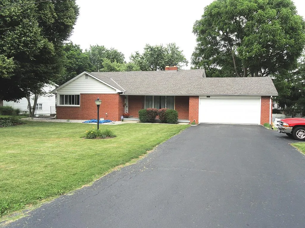 704 Harvey Dr photo 1