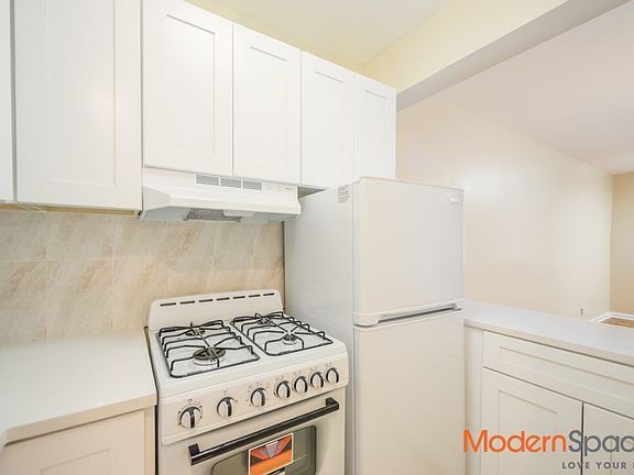 4th image of 2534 Crescent St APT 1L