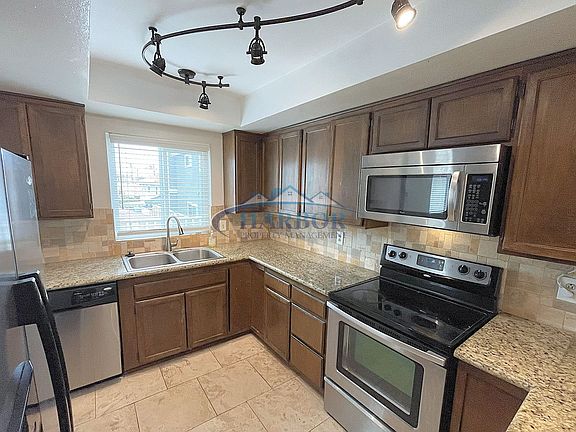 5th image of 1821 Harriman Ln APT B