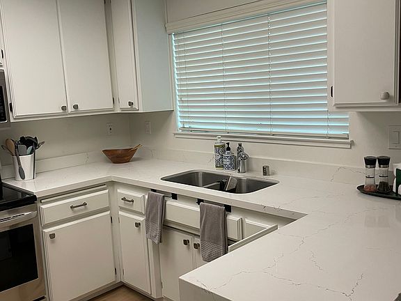 4th image of 1528 Voorhees Cir