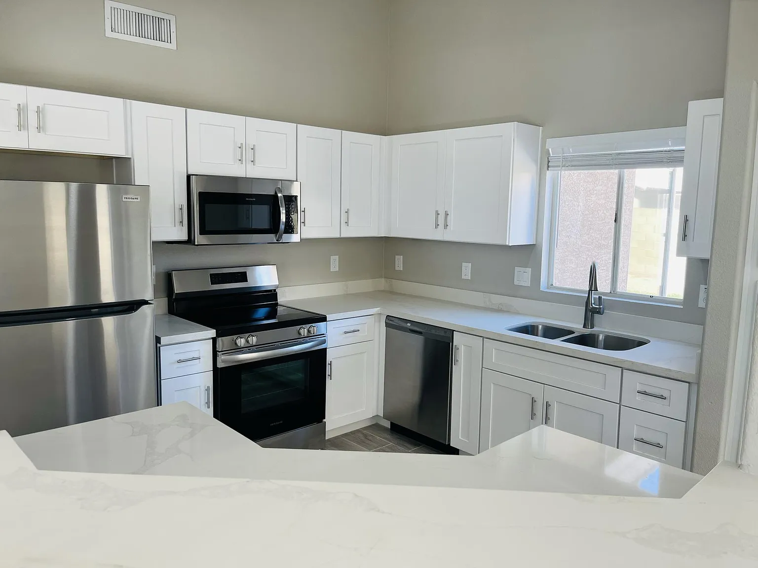 3 bed, 1184 sqft, $1,950 — Photo 4