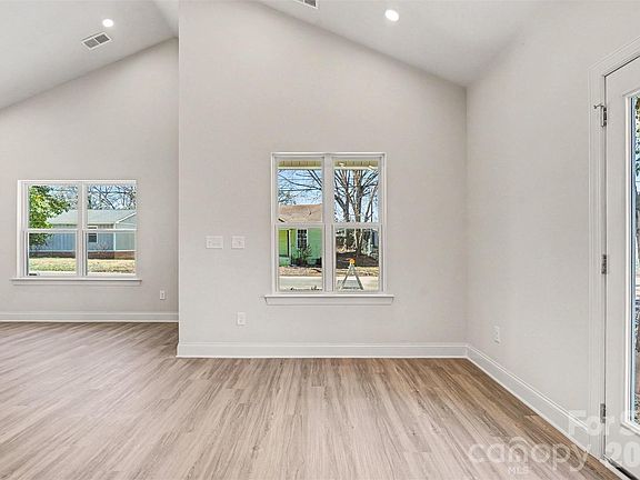 4th image of 606 Lasalle St