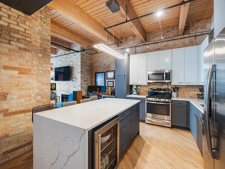 375 W Erie St #303 — Photo 9