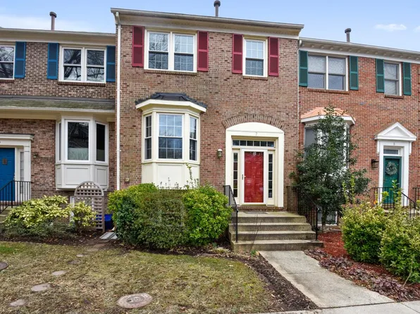 7 Carriage House Cres, Alexandria, VA 22304