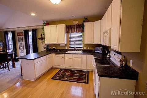 4th image of 462 Green Hill Ln