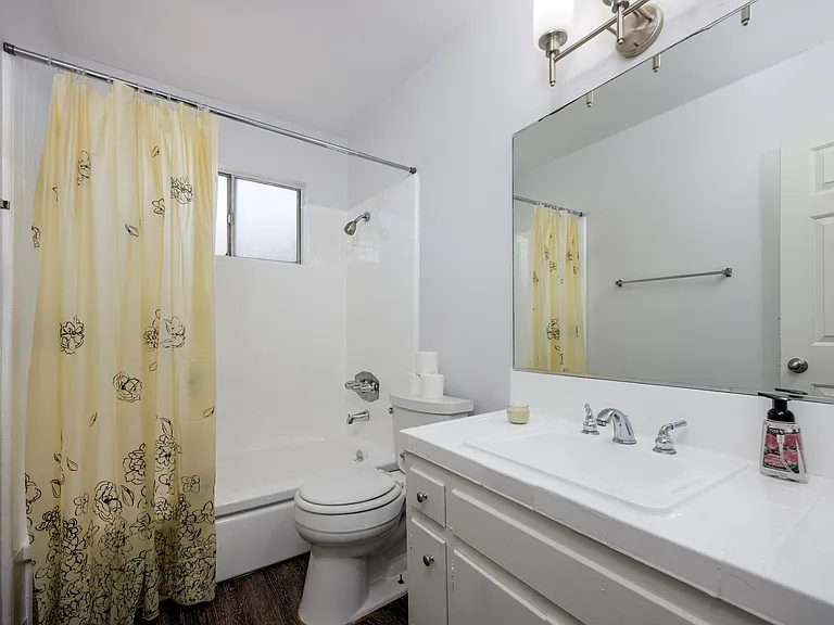Eucalyptus Apartments — Photo 9