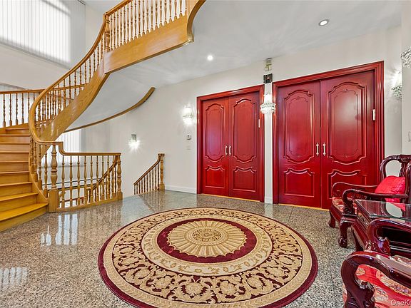 3rd image of 8064 Surrey Pl