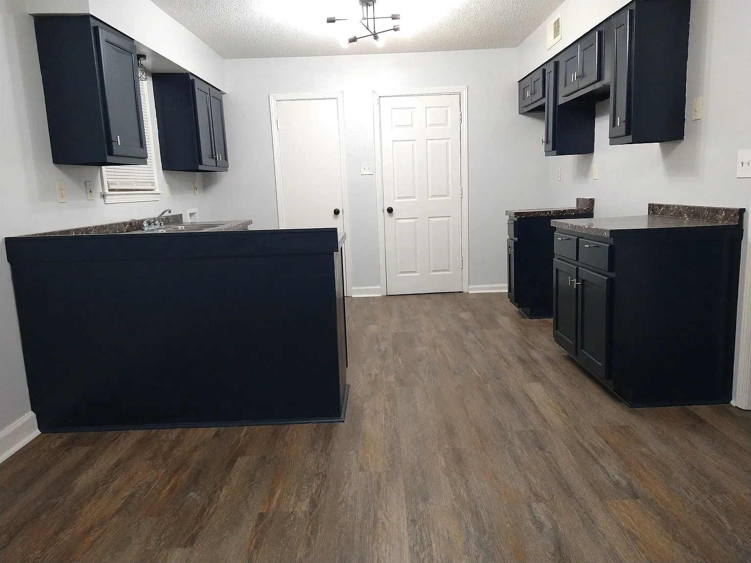 3 bed, 1.0 bath, 993 sqft, $1,100 — Photo 2