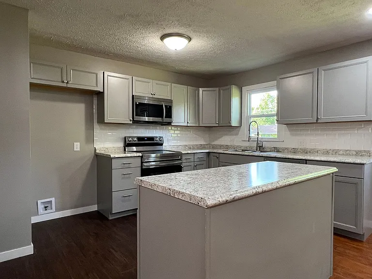 2535 S Prospect Ave — Photo 8