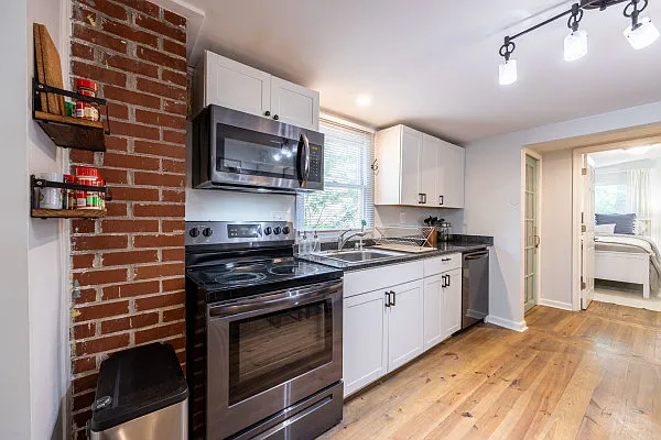 145 Griffeth St — Photo 4