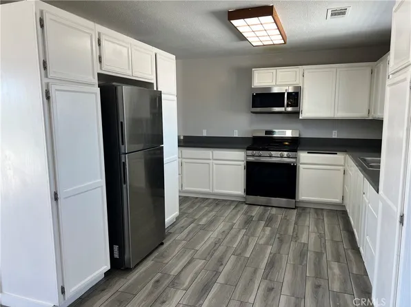 12397 Kiowa Rd, Apple Valley, CA 92308