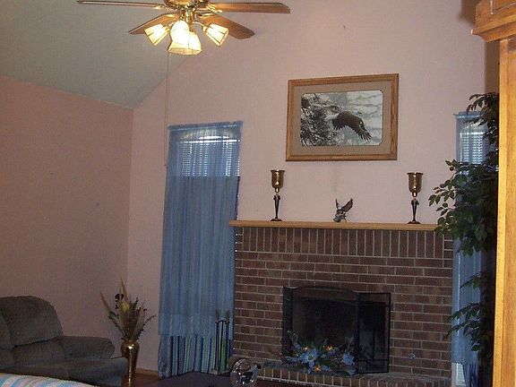 4th image of 107 NE 52nd St