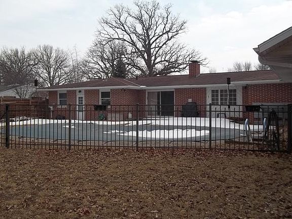 2nd image of 21 Oakwood Dr